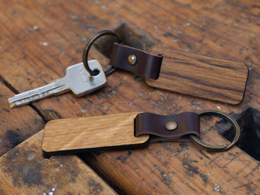 Schlüsselanhänger aus geölter Eiche mit dunkelbraunem Lederband - Gravurbedarf